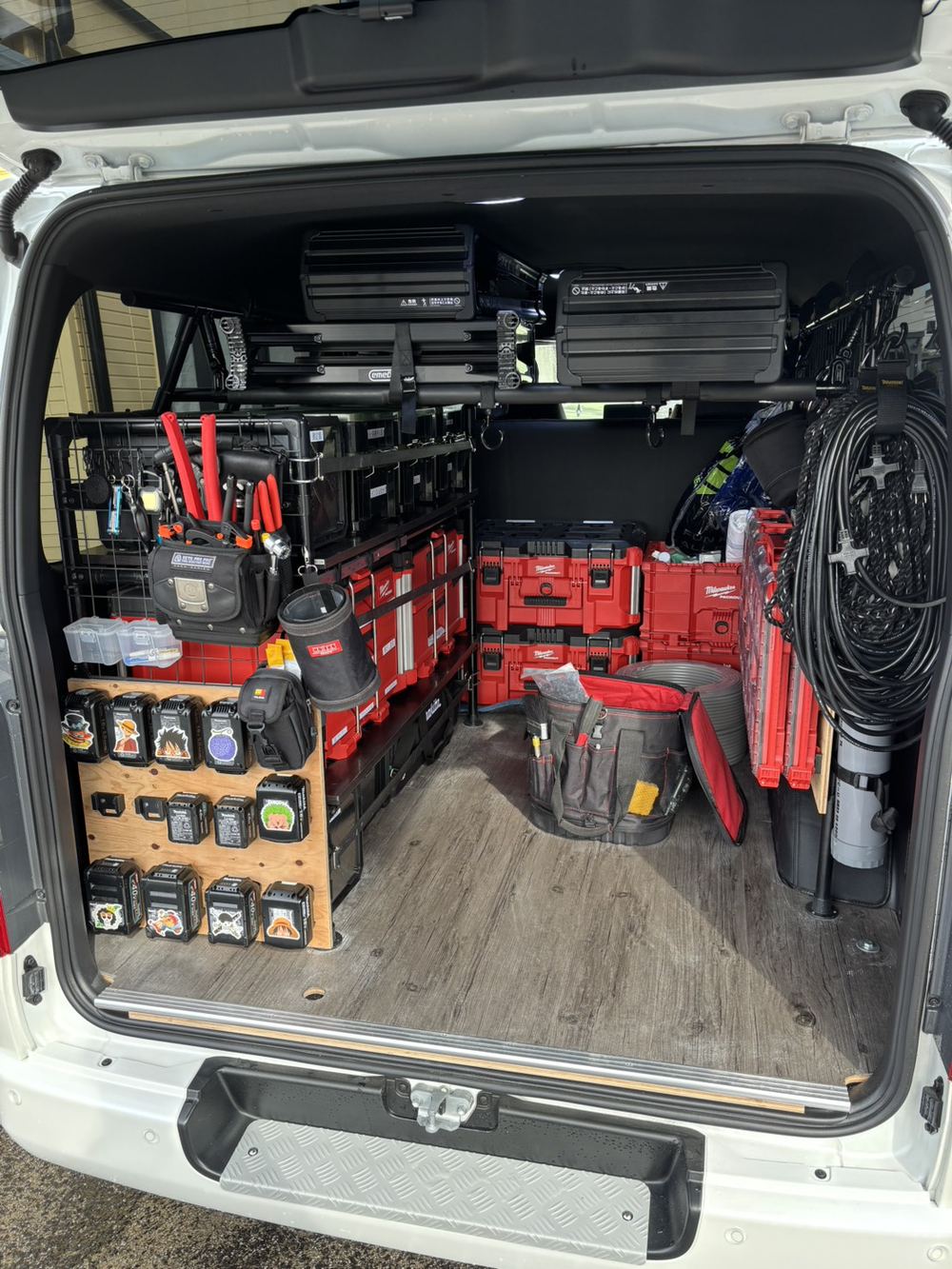 整理整頓された社用車の工具収納